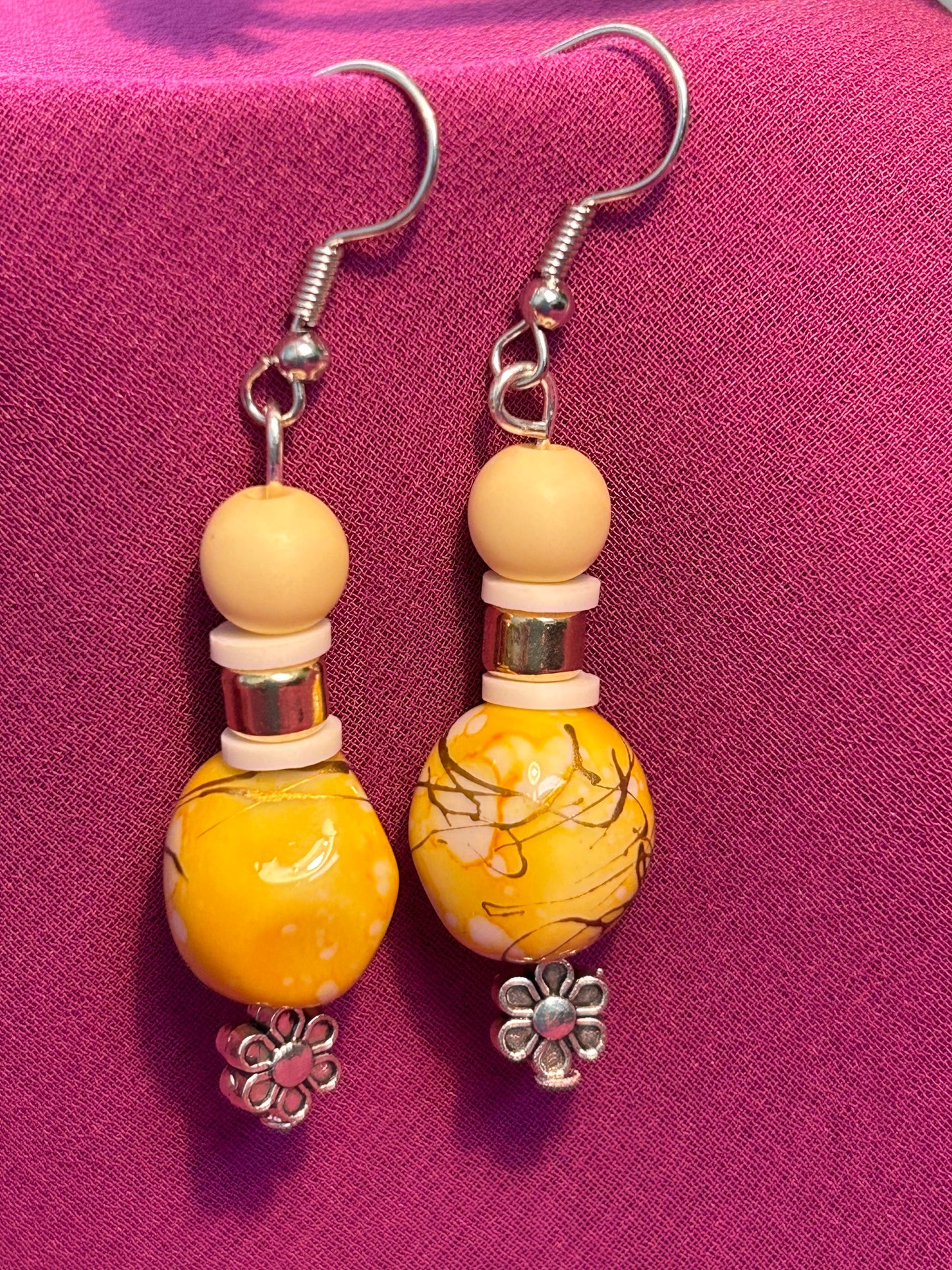 Earrings brilliant colours - brilliant glass stones with gold marble markings