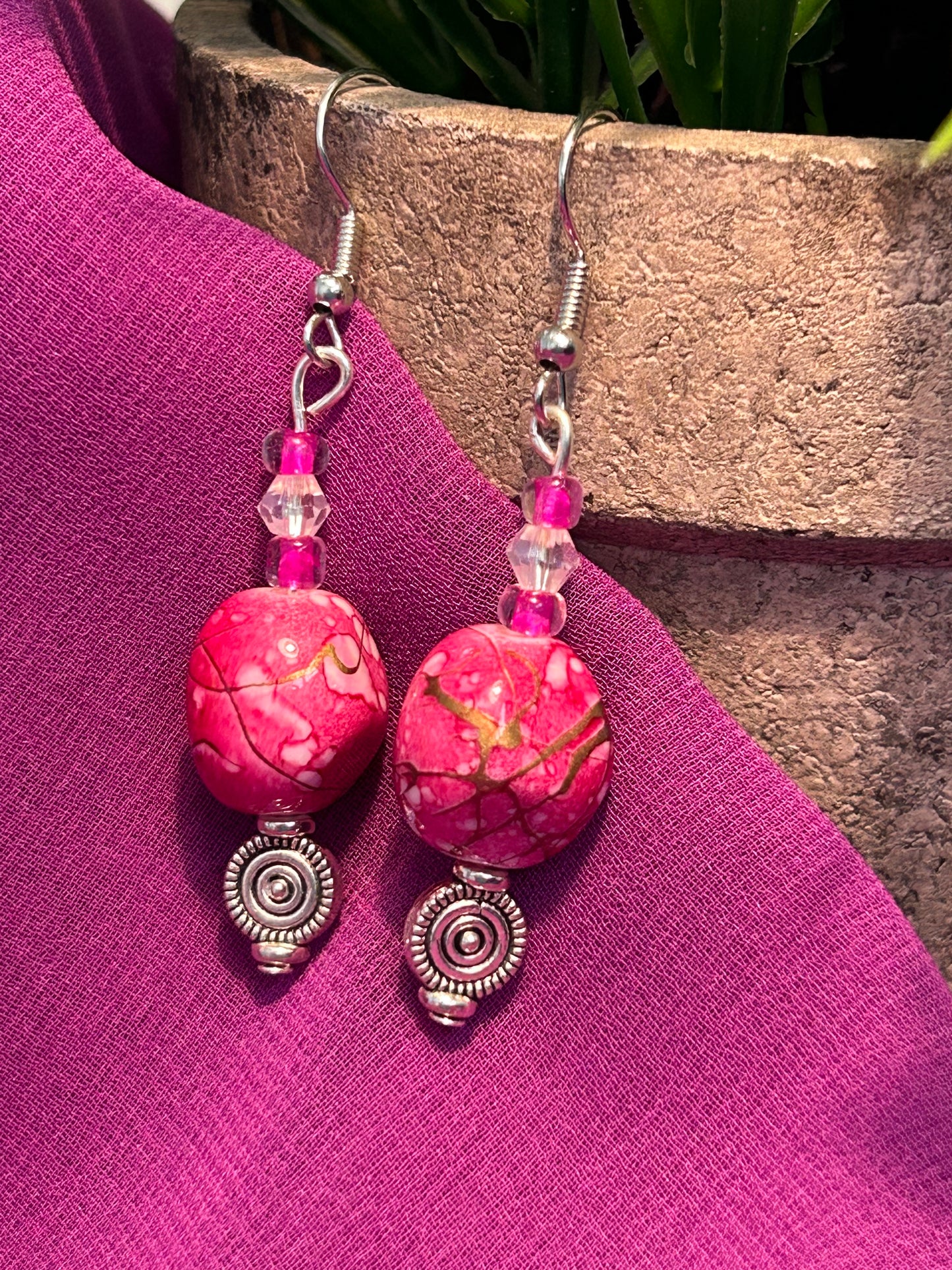 Earrings brilliant colours - brilliant glass stones with gold marble markings