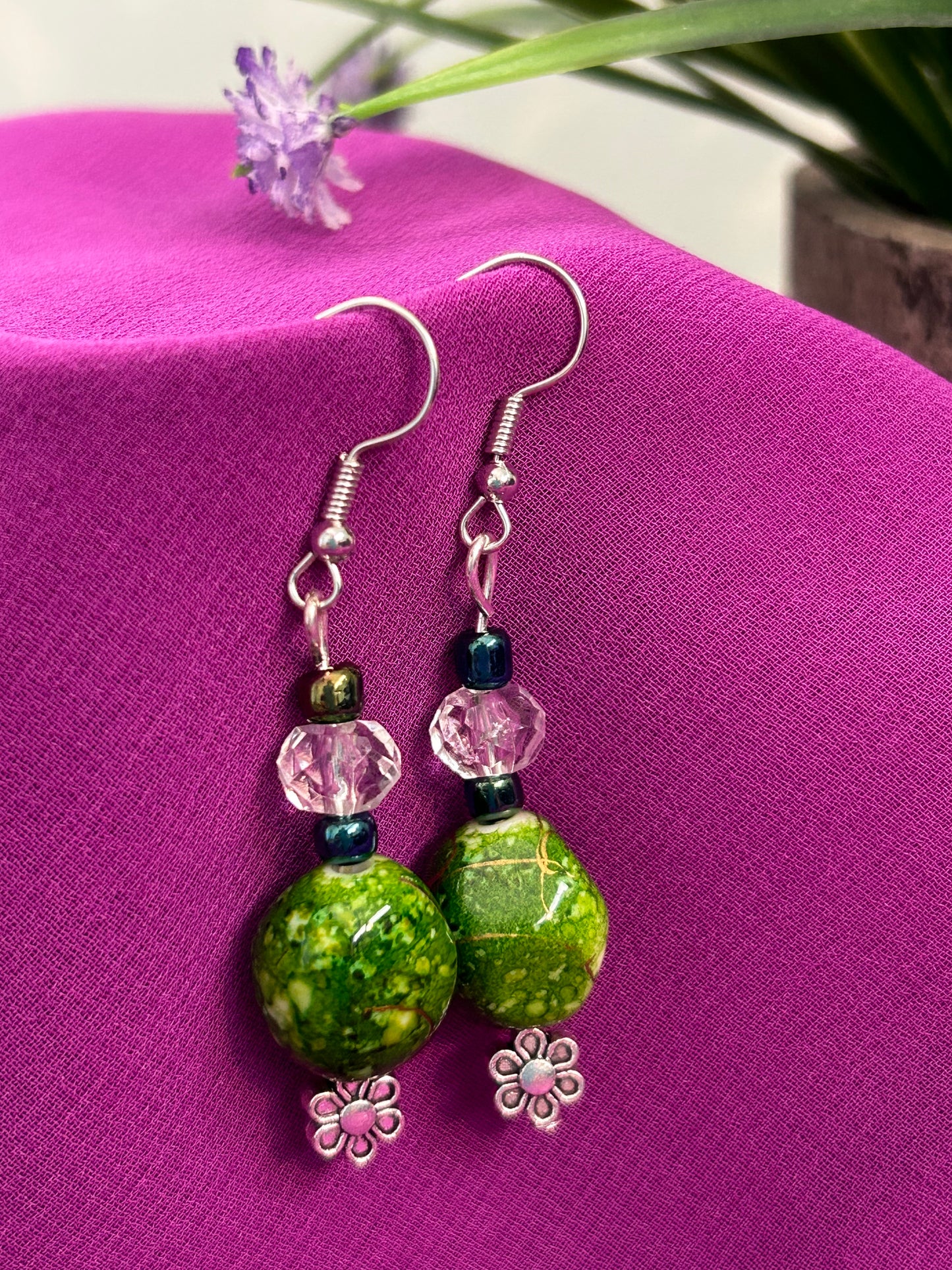 Earrings brilliant colours - brilliant glass stones with gold marble markings